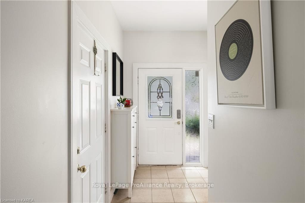 1023 WATERBURY Crescent photo 4