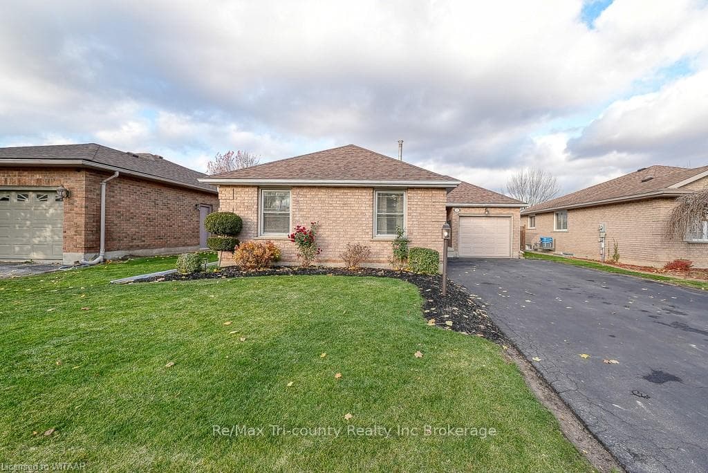 22 COXWELL Crescent photo 3