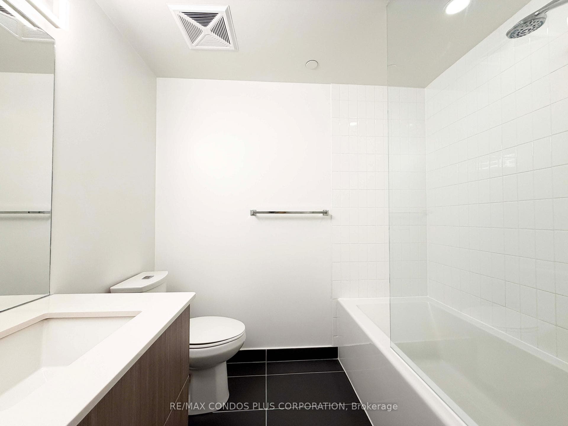 210 Simcoe Street Unit 2410 photo 10
