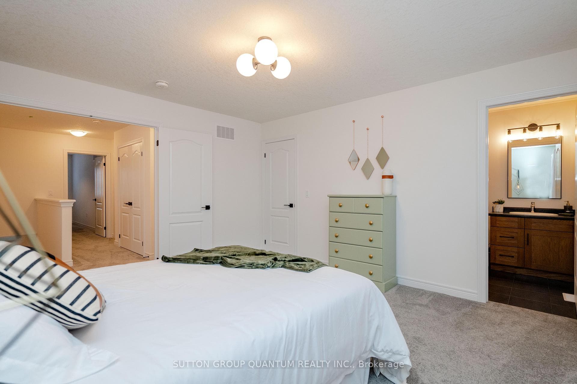 114 MULLIN Street photo 17
