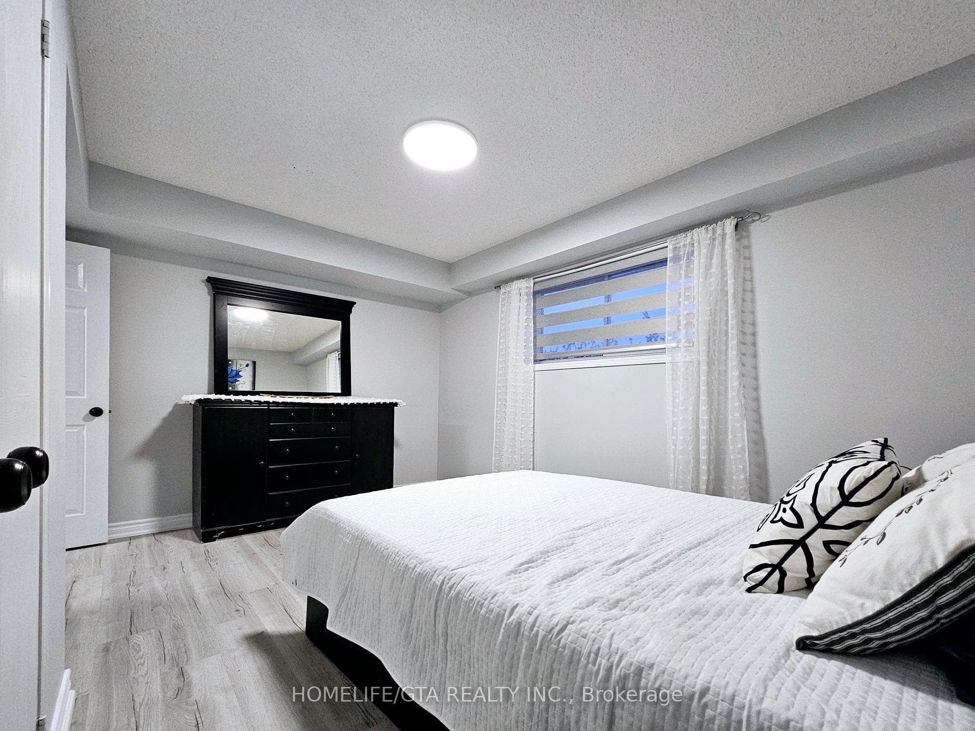 1860 Dalhousie Crescent photo 30