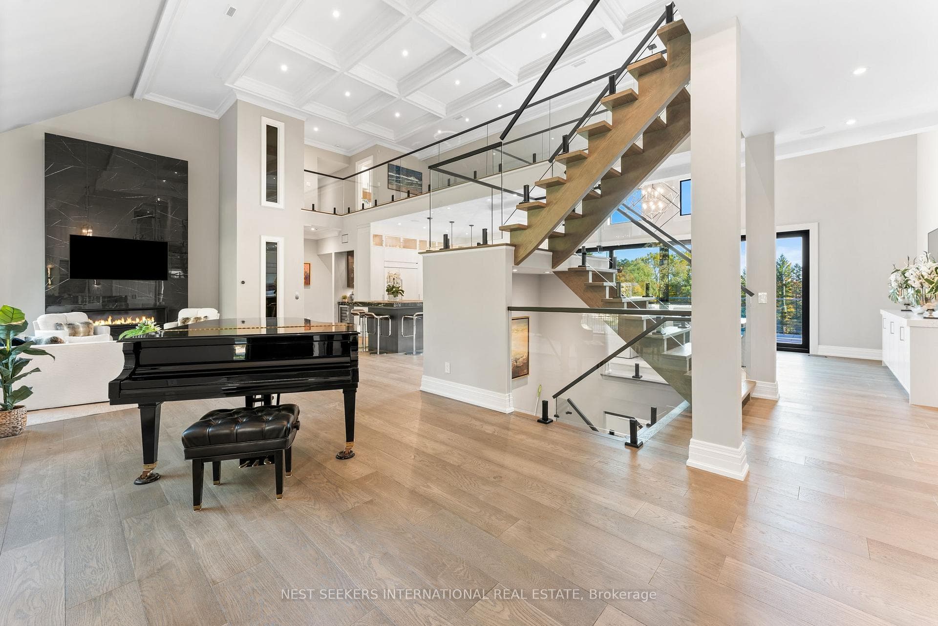 141 Kingscross Drive photo 3
