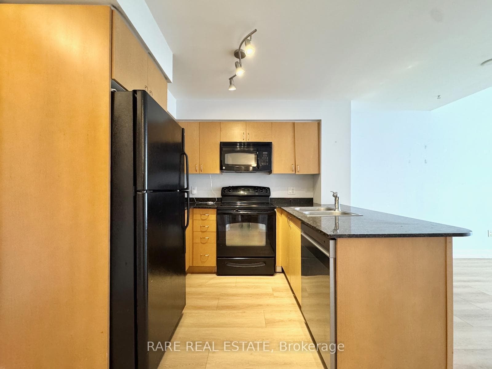2191 Yonge Street Unit 3304 photo 3