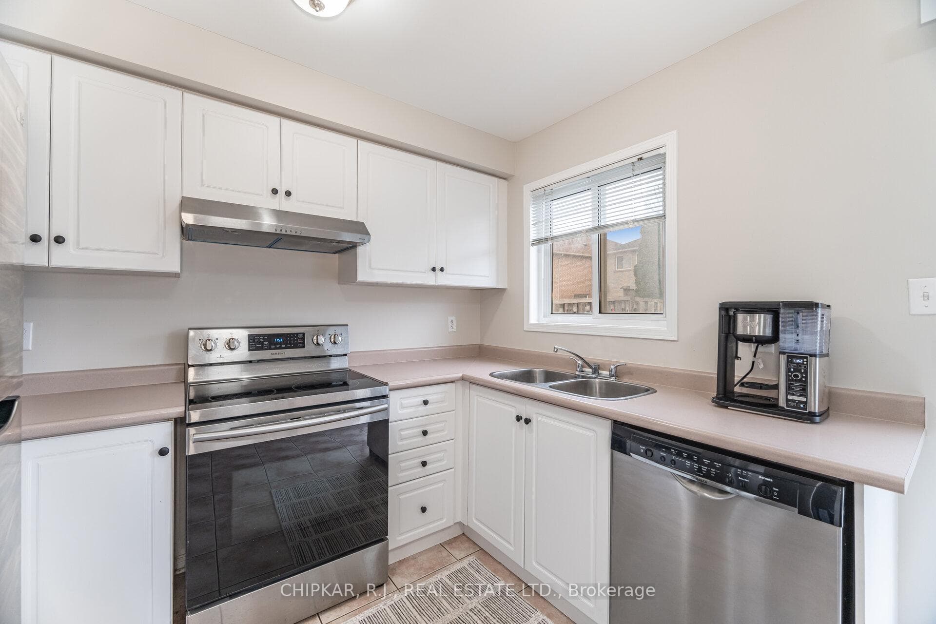 1280 Foxglove Place photo 12