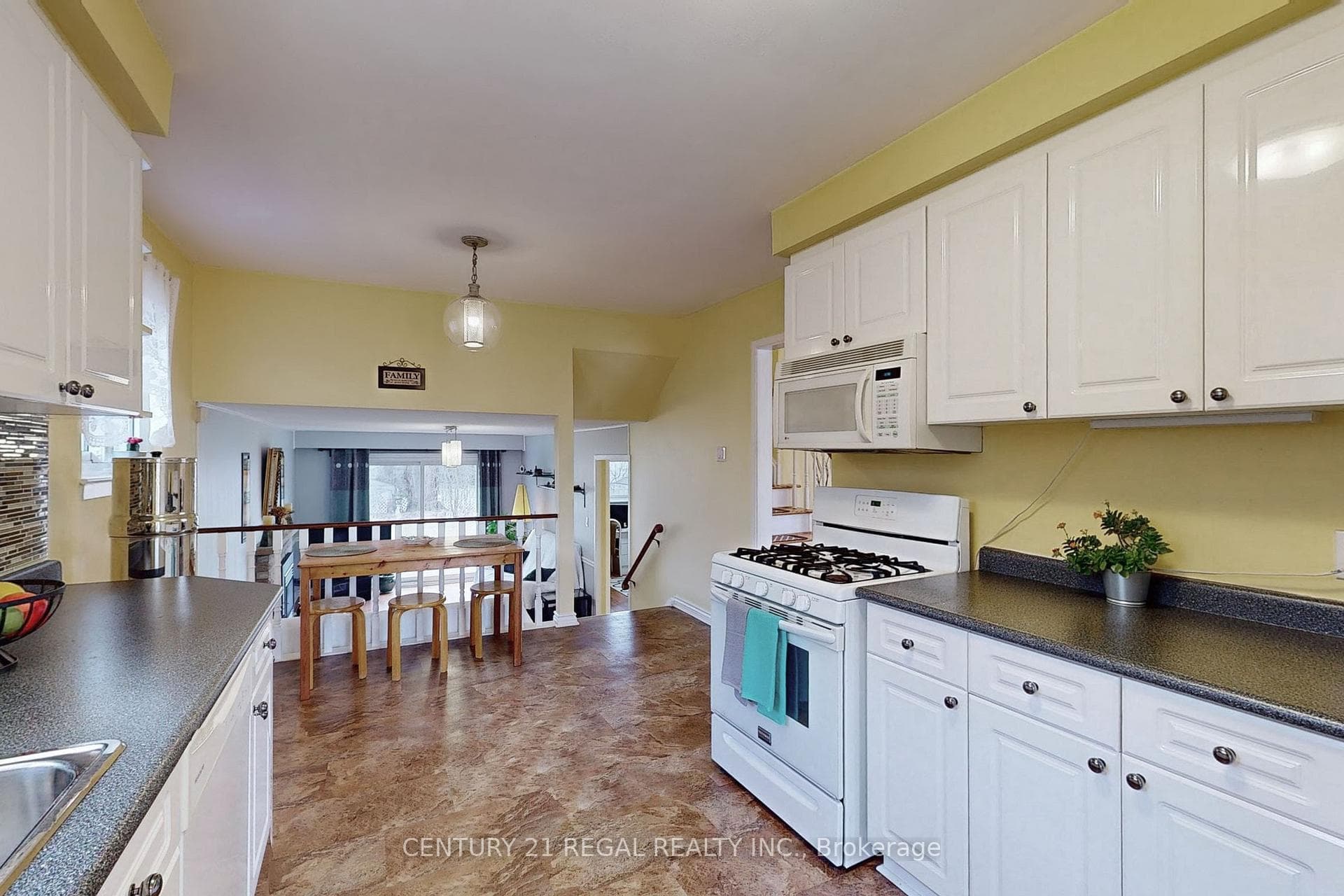 646 Red Deer Street photo 7