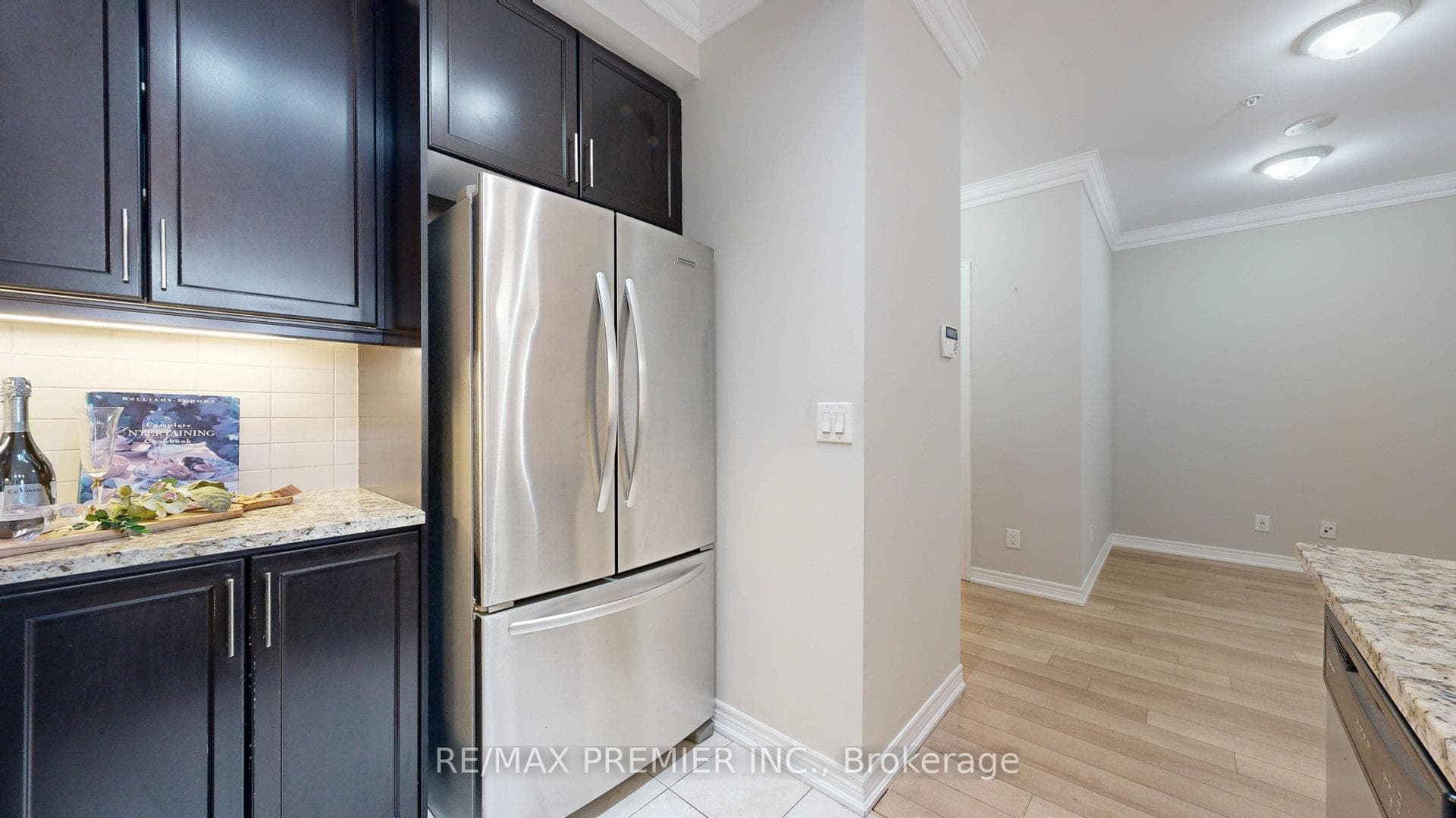 CONVENIENT DOUBLE DOOR REFRIGERATION