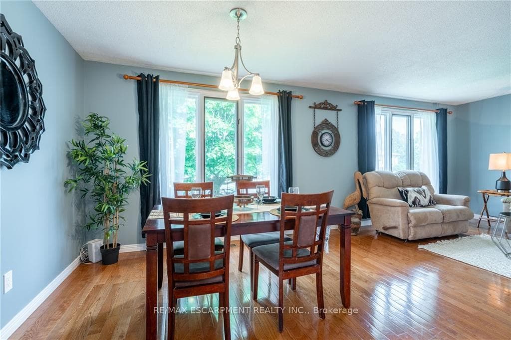 8 Highland Boulevard photo 10