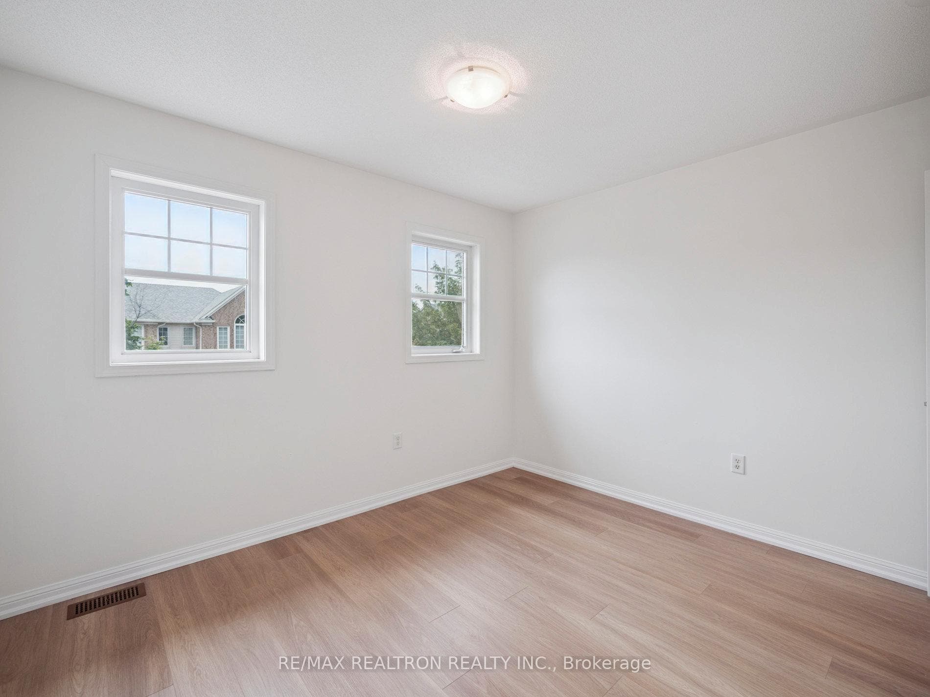 21 Dougherty Crescent photo 24
