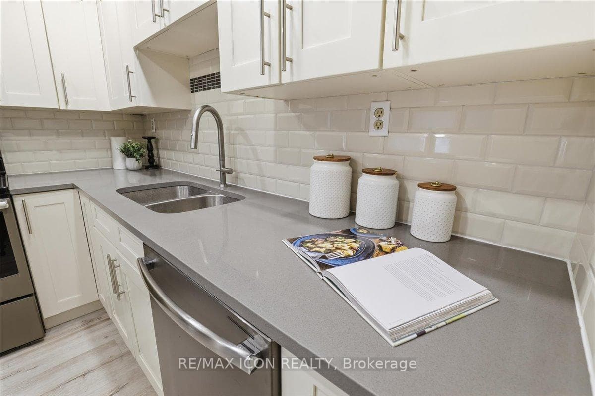 265 Westcourt Place Unit 309 photo 12