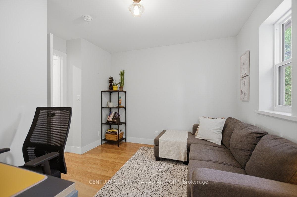968 COLBORNE Street photo 24