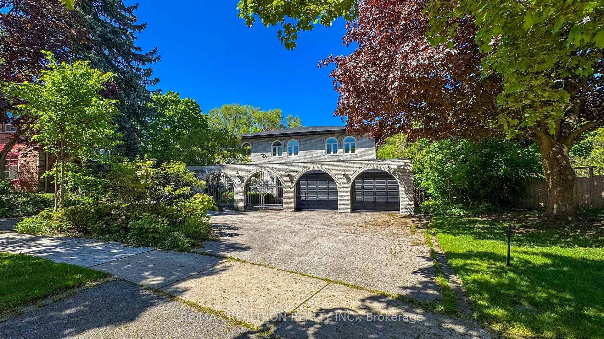 32 Bobwhite Crescent photo 1