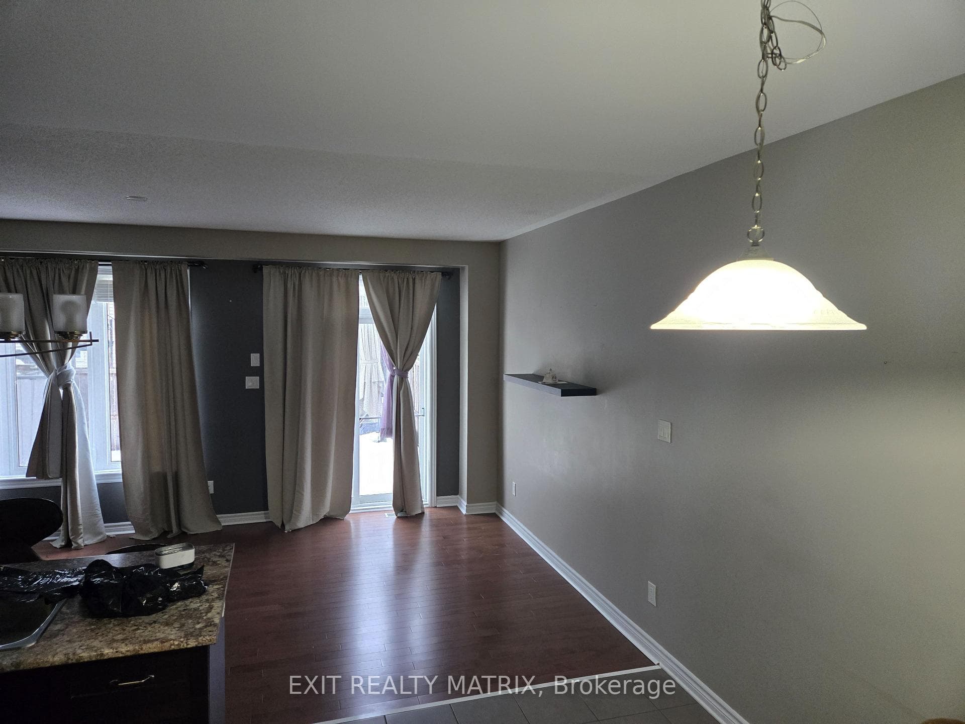 717 Hazelnut Crescent photo 4
