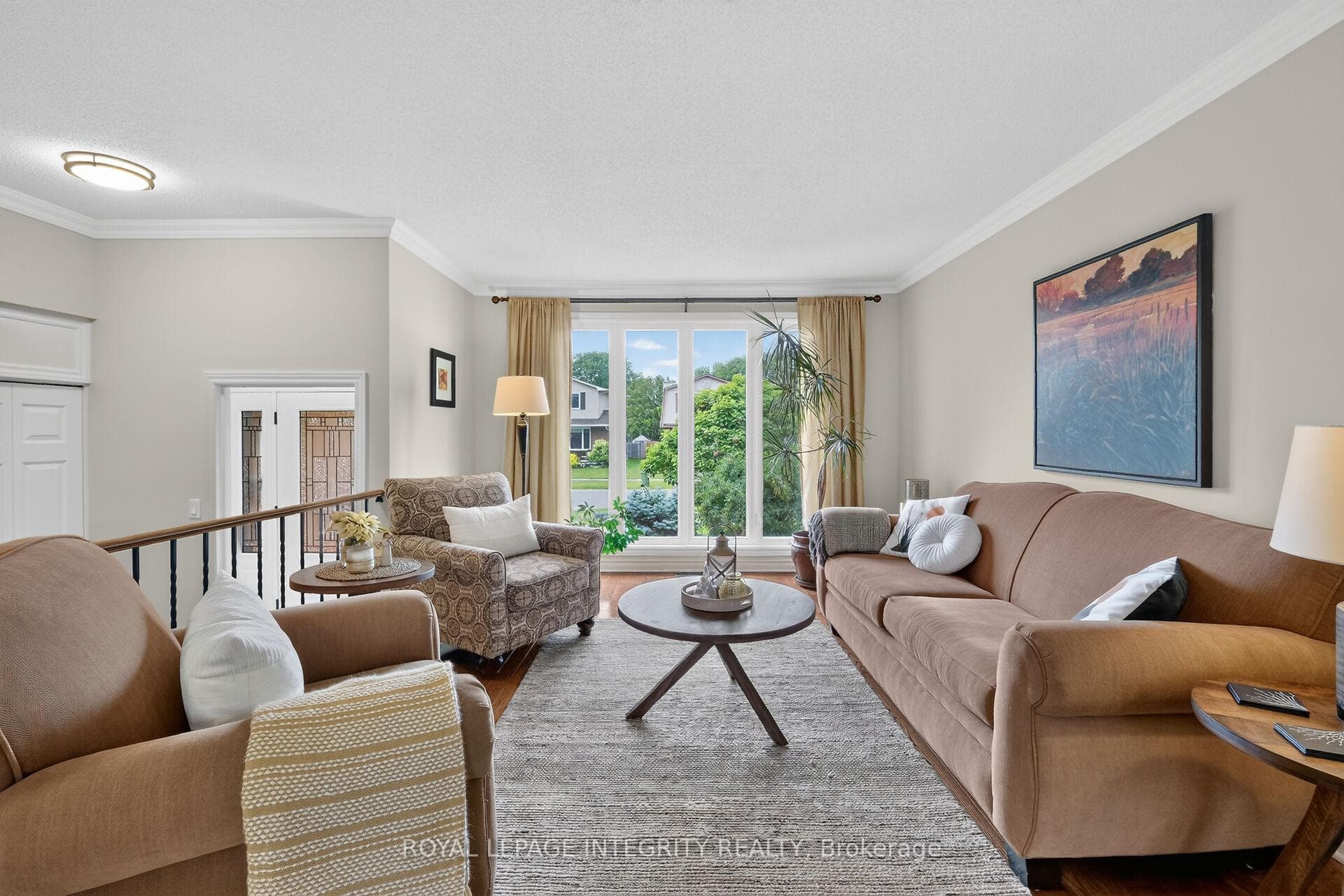 Open side split creates an aery welcoming space