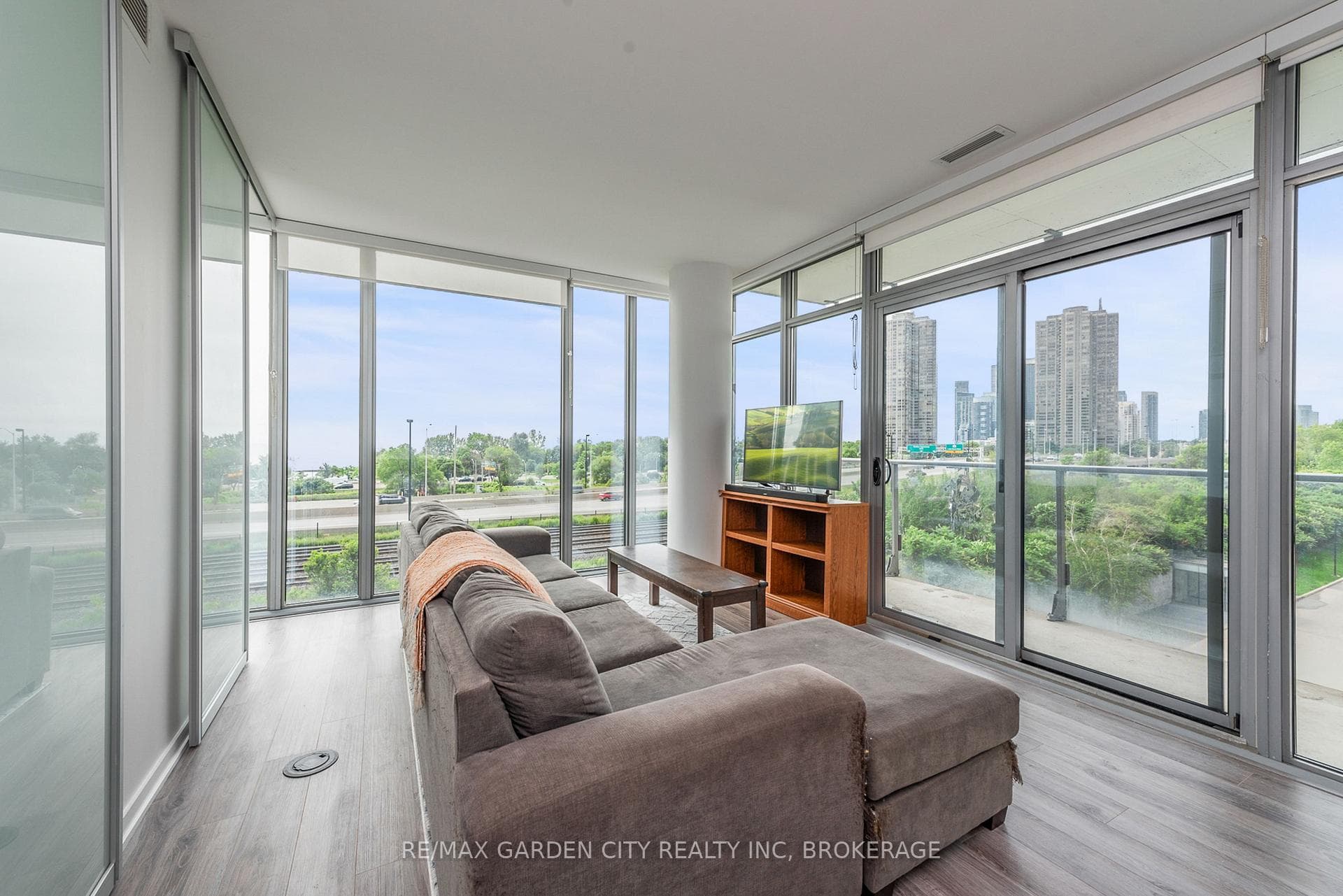 103 The Queensway N/A Unit 405 photo 15