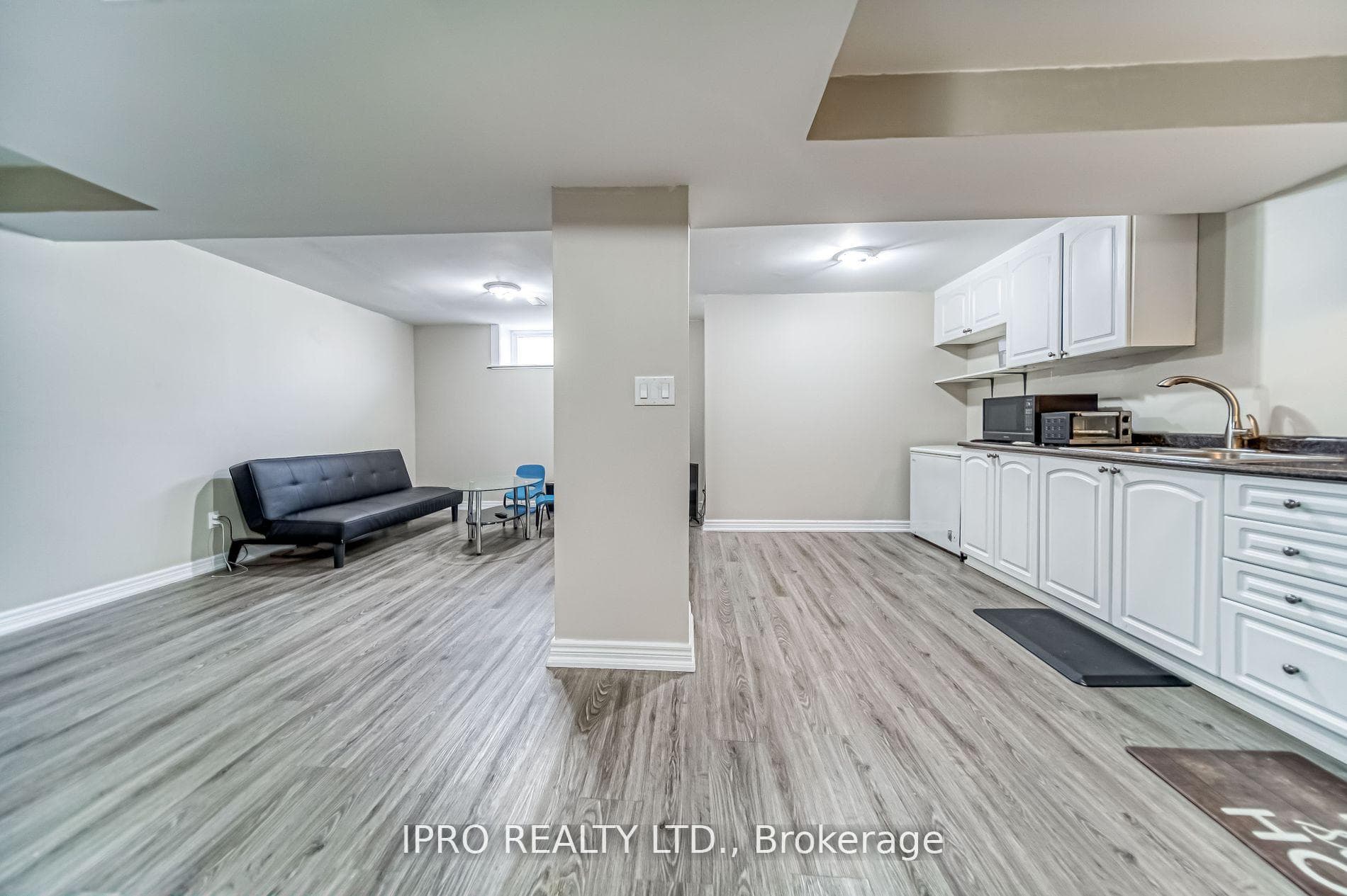 1512 Sandgate Crescent photo 25