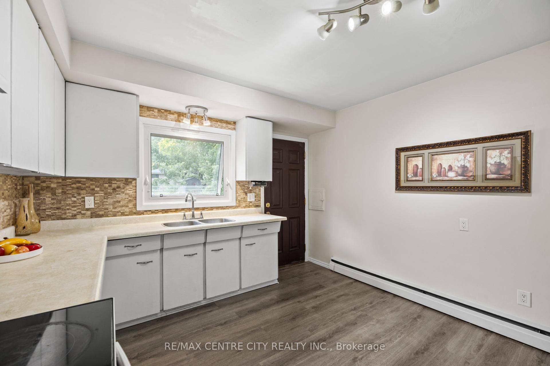 580 Salway Street photo 19