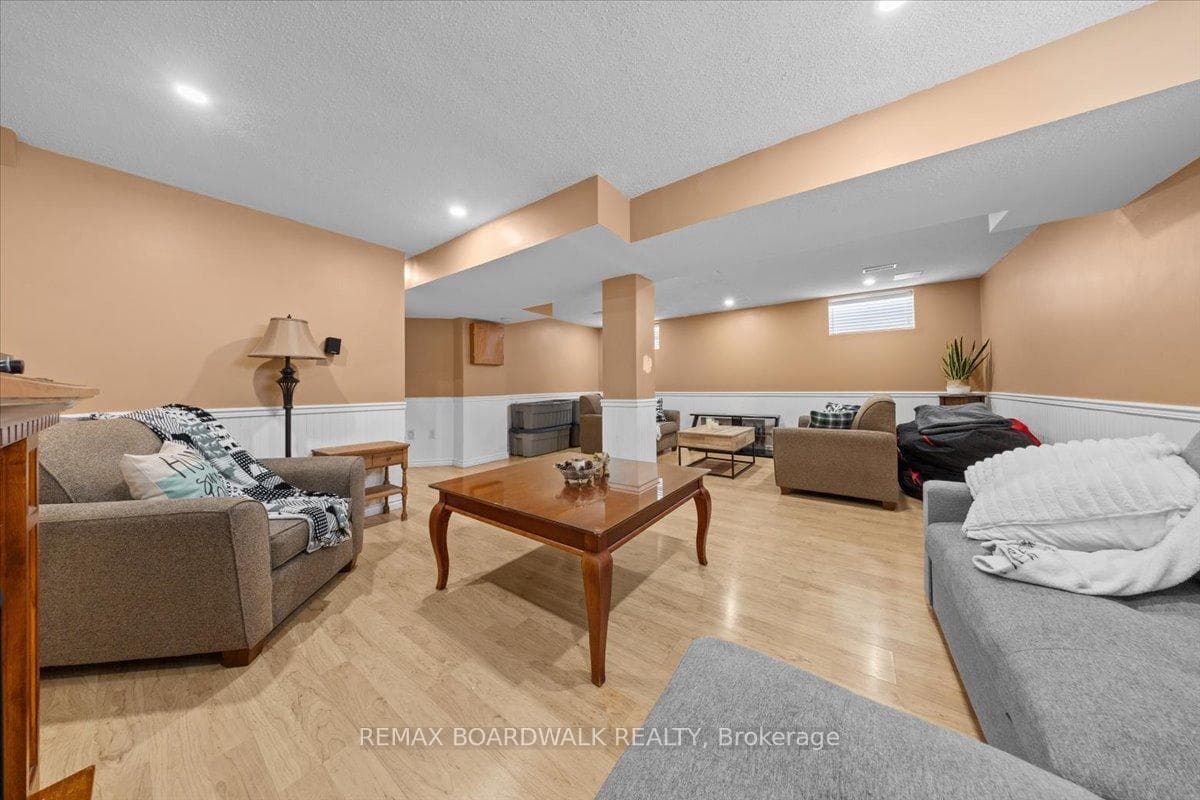 2285 Cecile Crescent photo 36