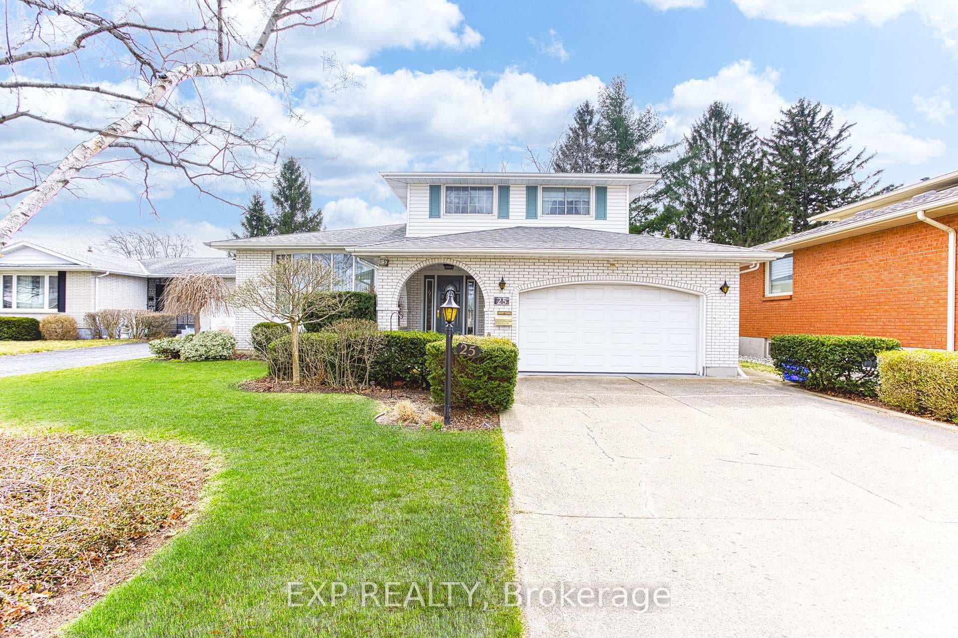 25 Meadowbrook Crescent photo 1