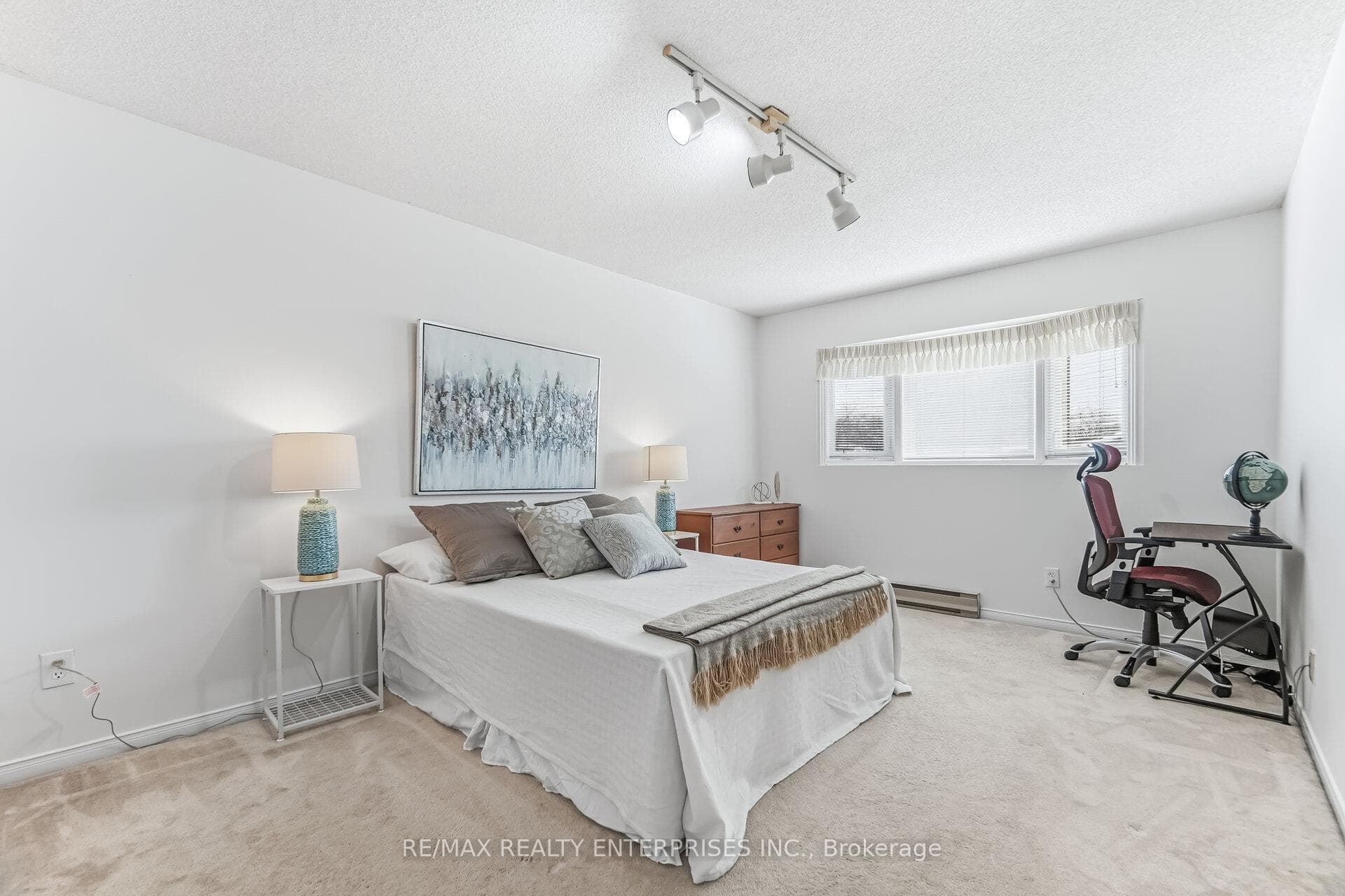 407 Wendron Crescent photo 17