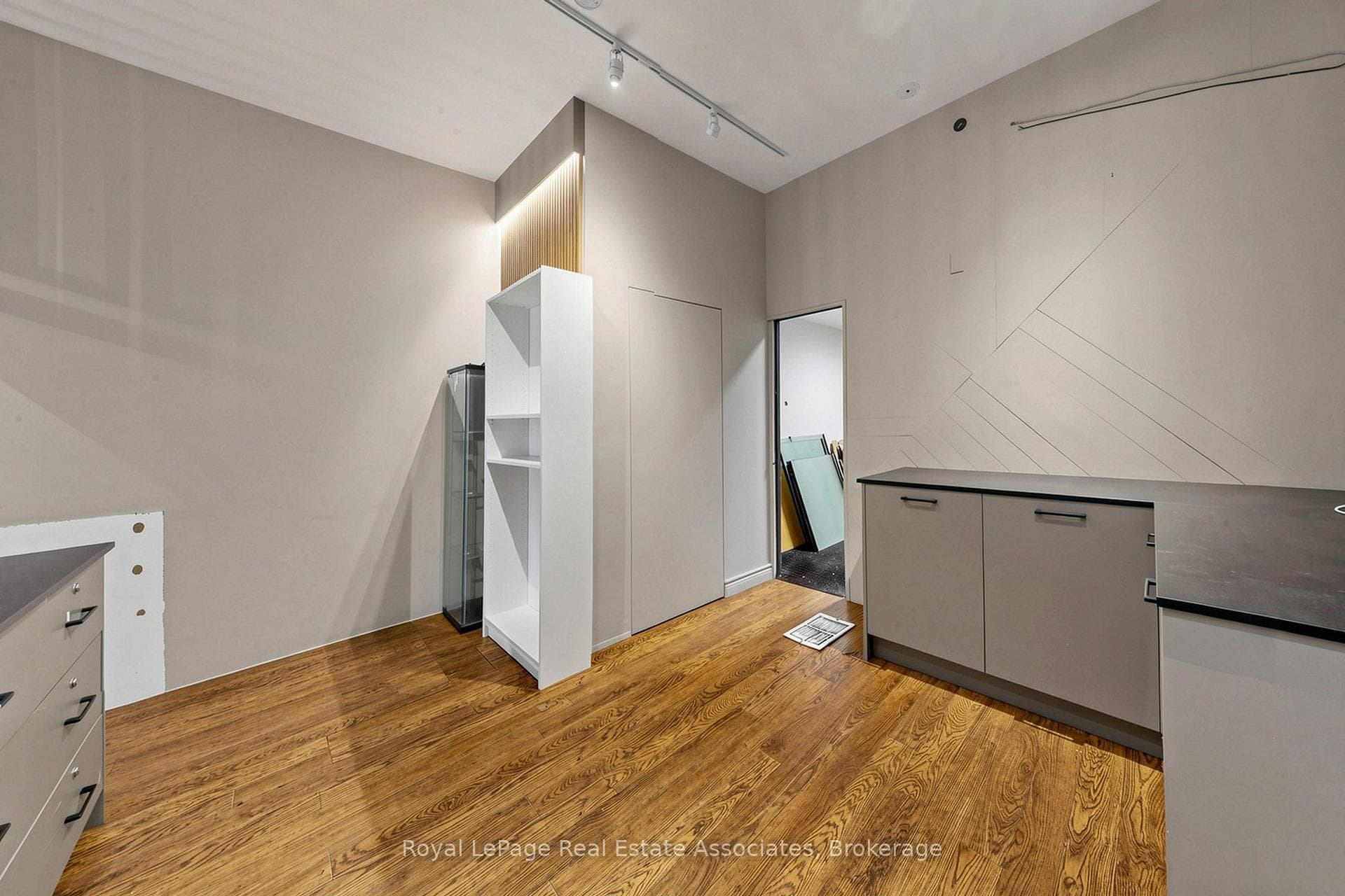 644 Queen Street photo 22