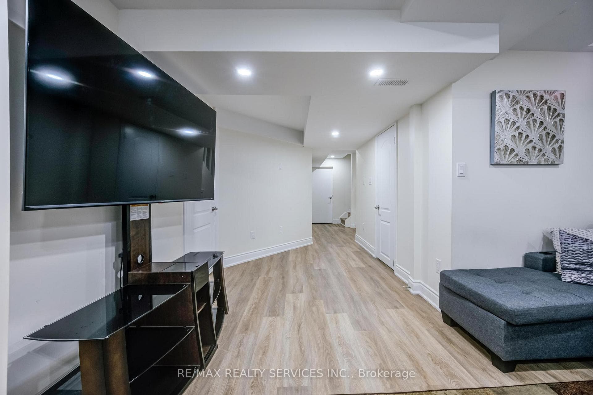 324 Brisdale Drive Unit BSMT photo 11