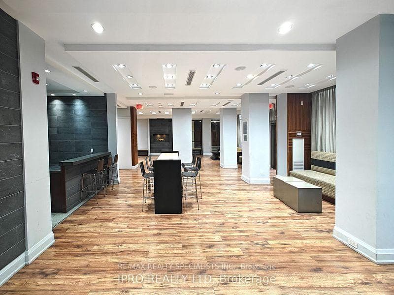 310 Burnhamthorpe Road Unit 2210 photo 20