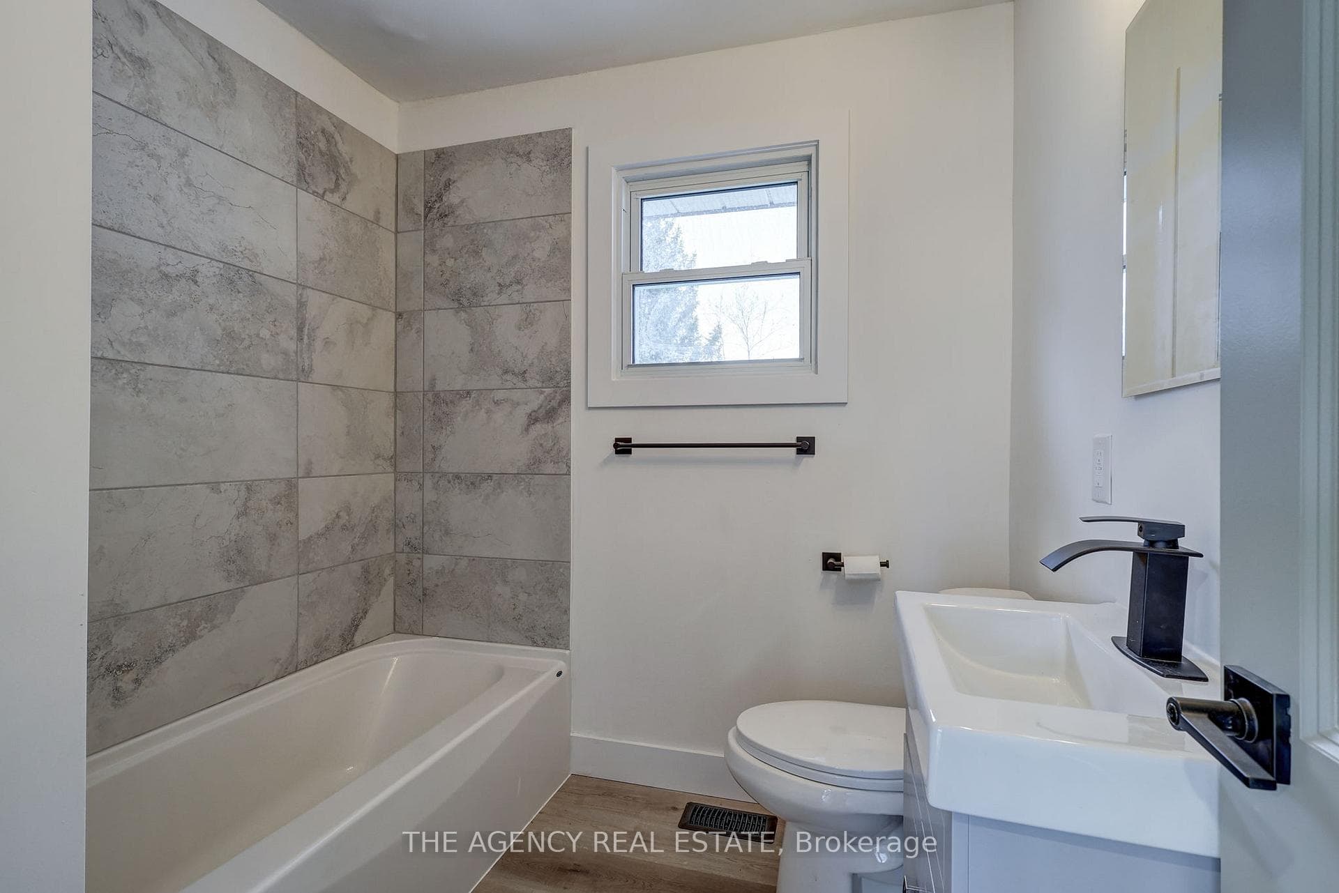 204 Symes Street photo 8