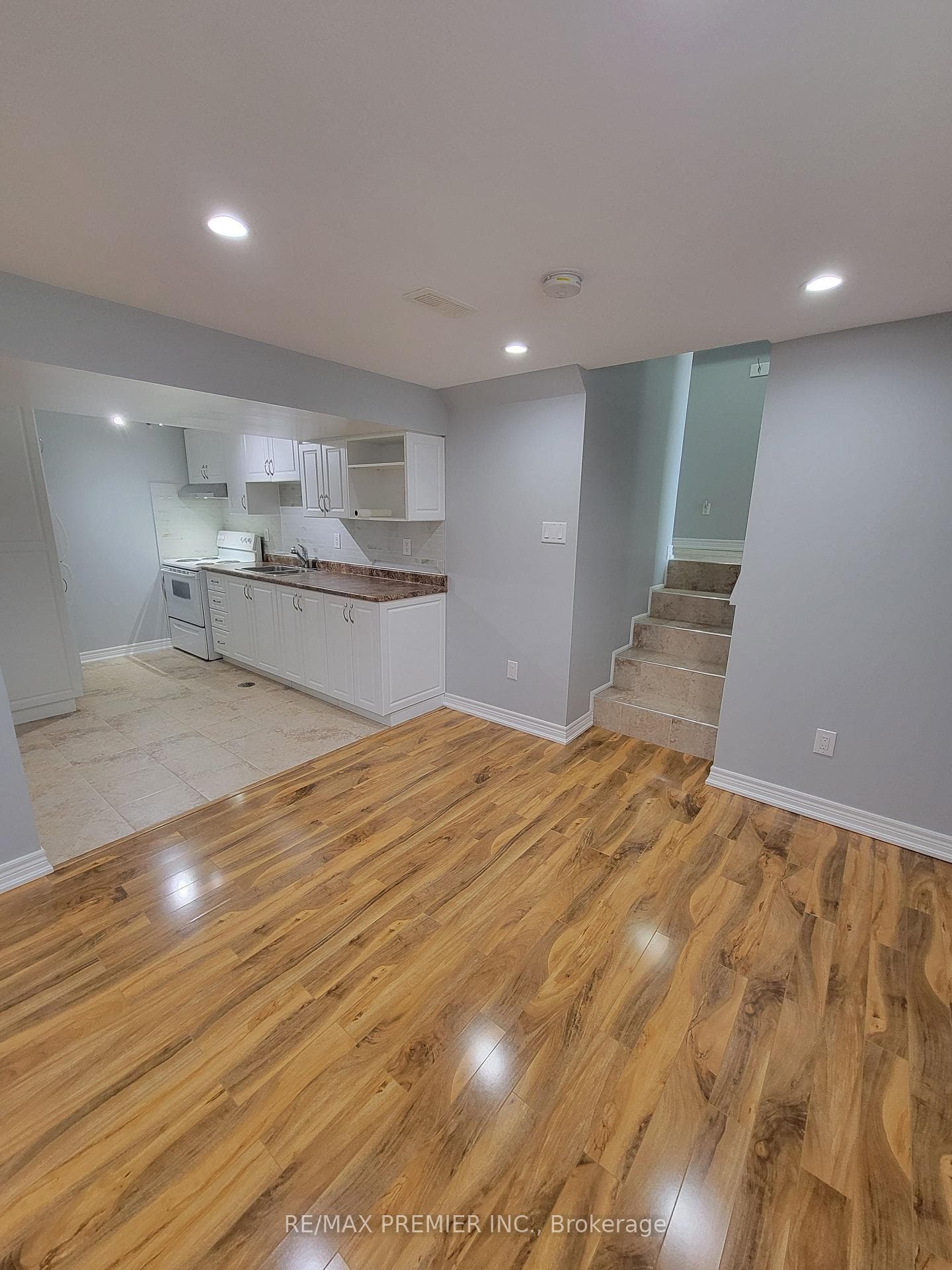 128 Vista Boulevard Unit Lower photo 8