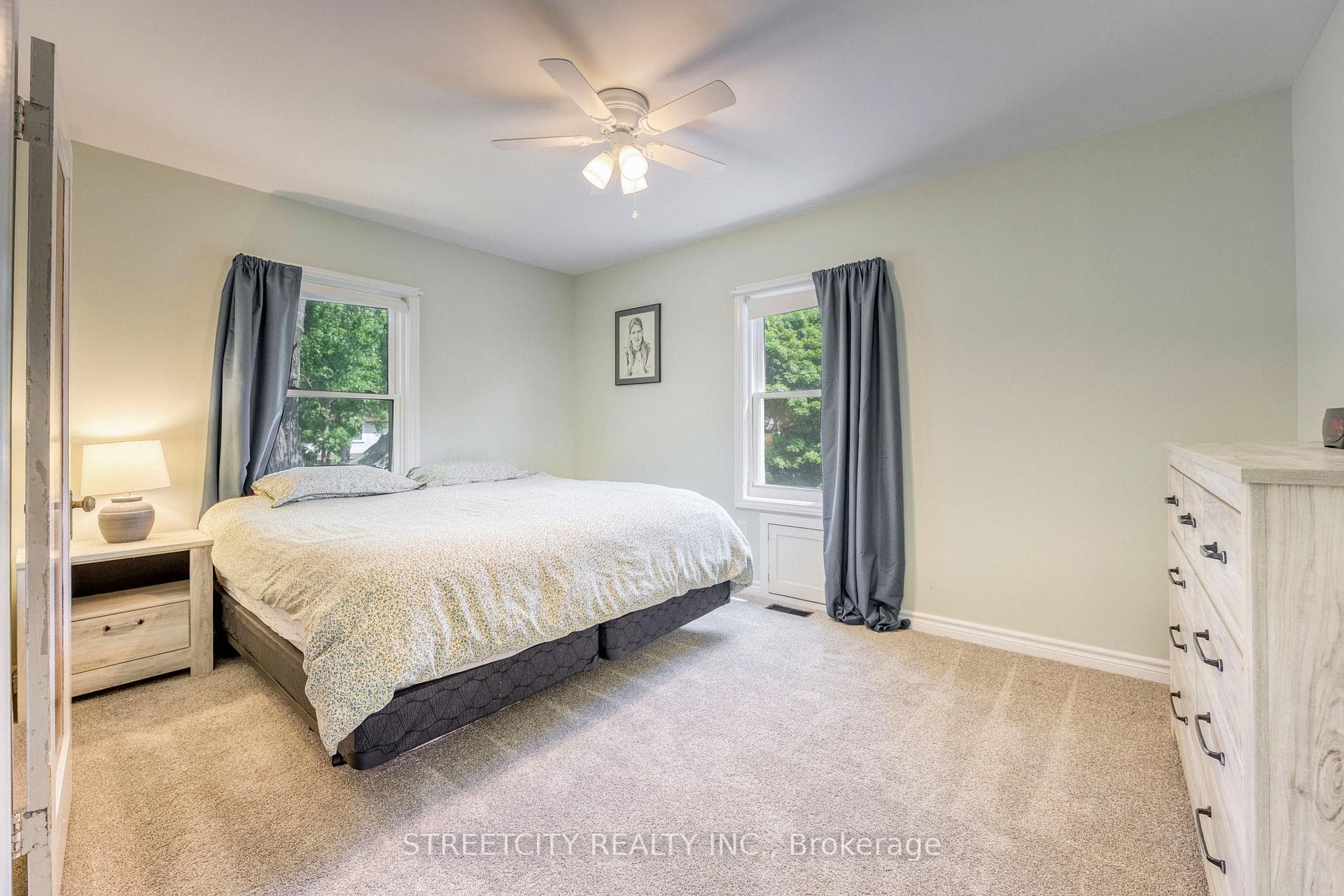 703 Wellington Street photo 24