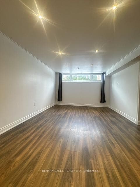200 Bay Thorn Drive photo 4