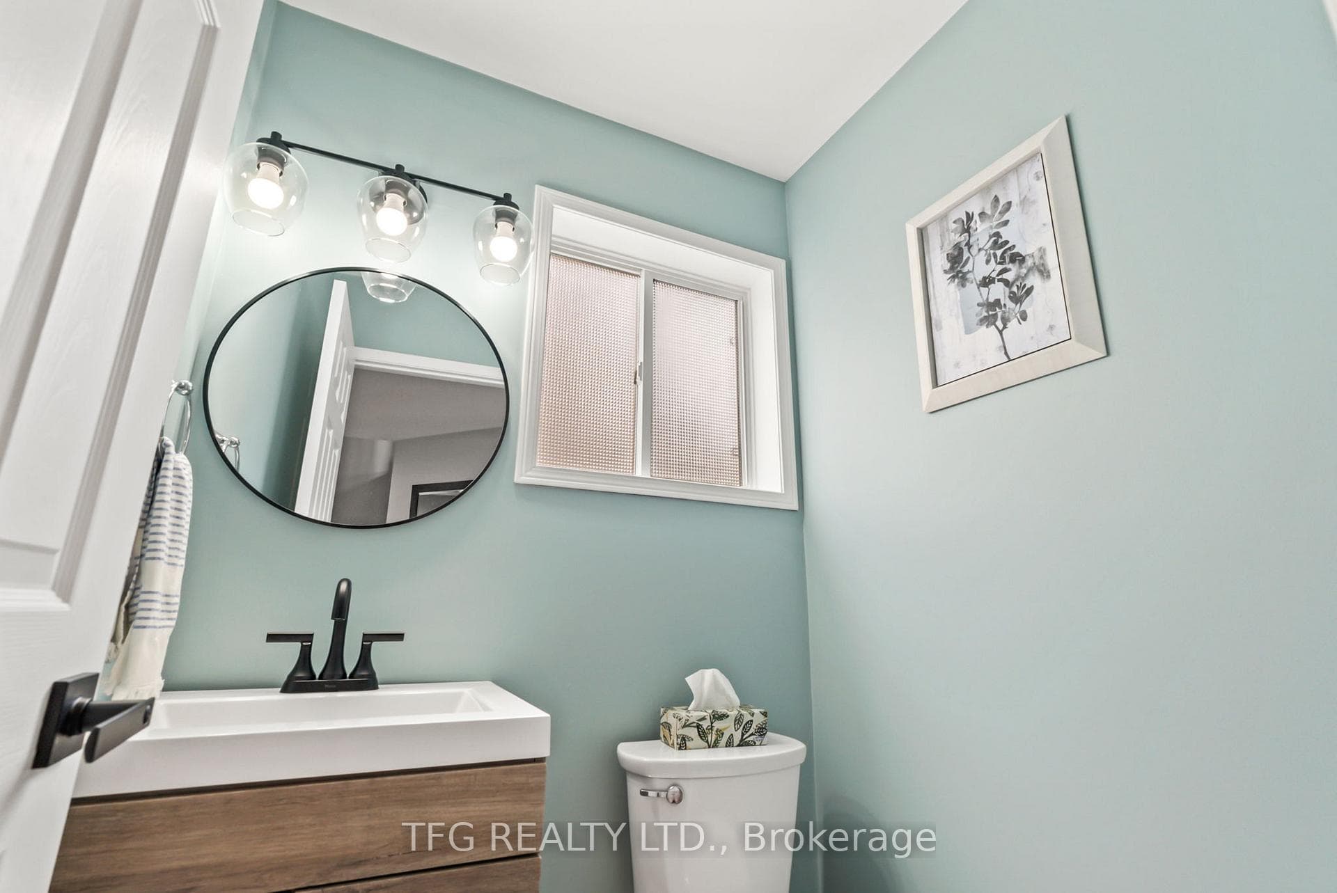 1187 Ashgrove Crescent photo 5