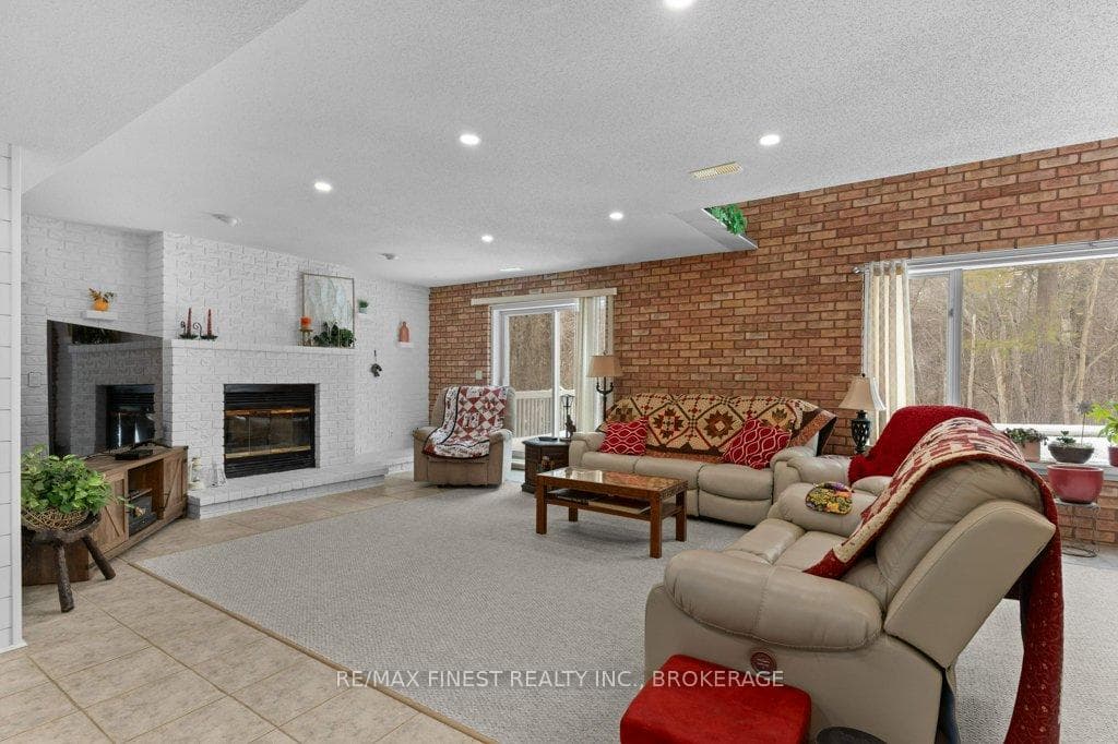 2154 Arne Crescent photo 32