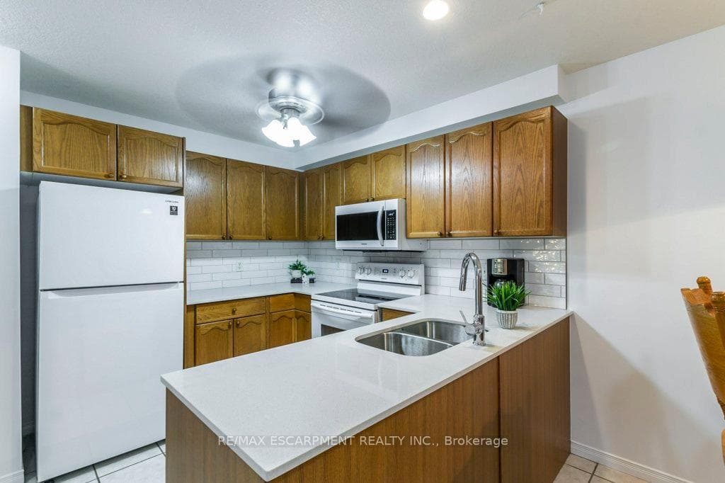15 TRAILBROOK Lane photo 8