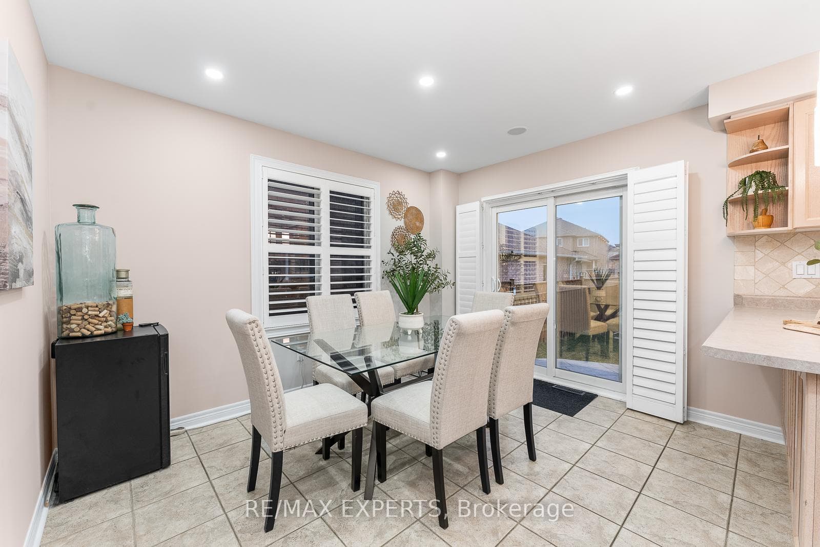 47 La Neve Avenue photo 9