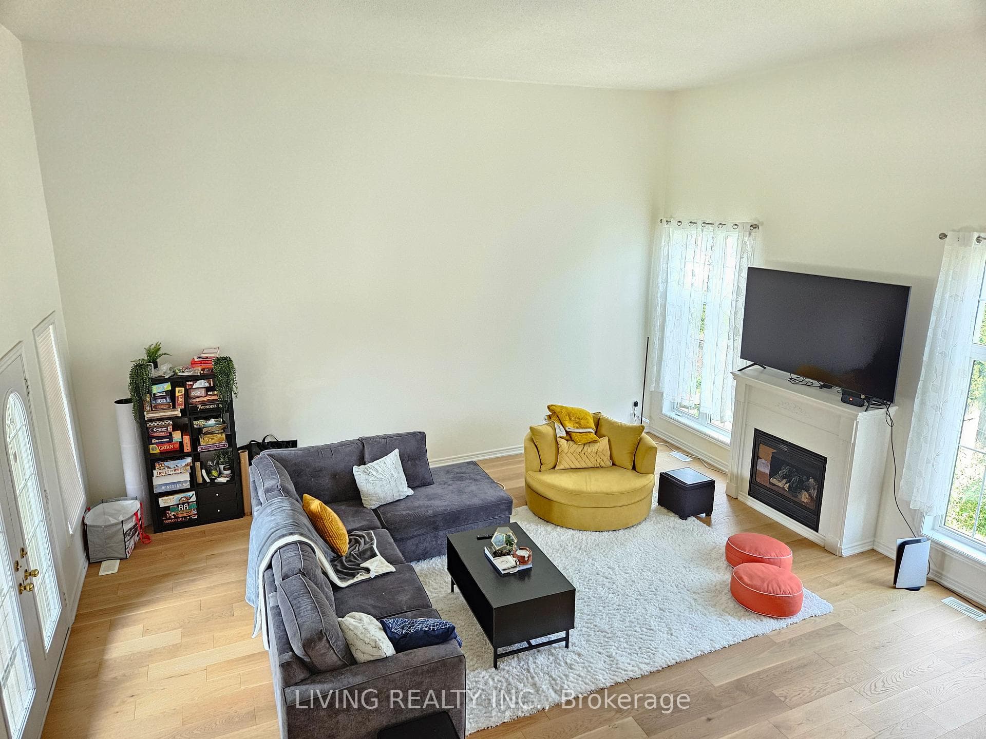 29 Seward Crescent Unit Upper photo 1