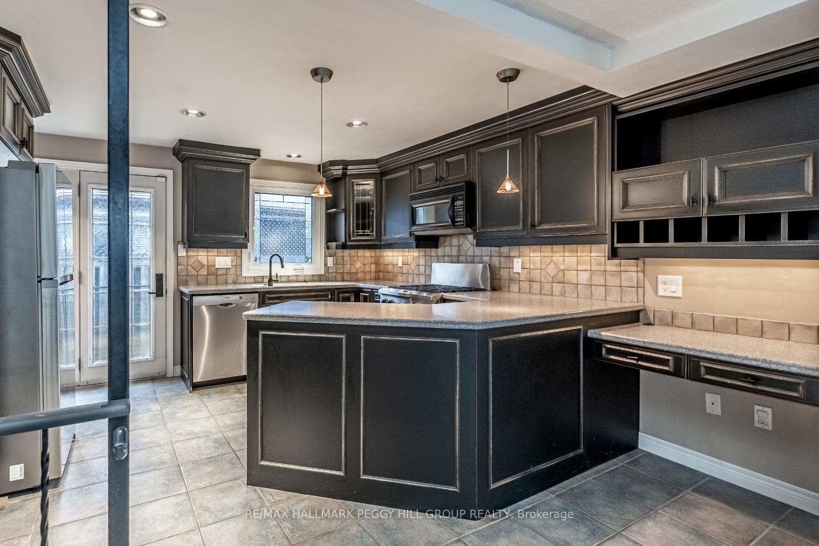 136 Lillian Crescent photo 6