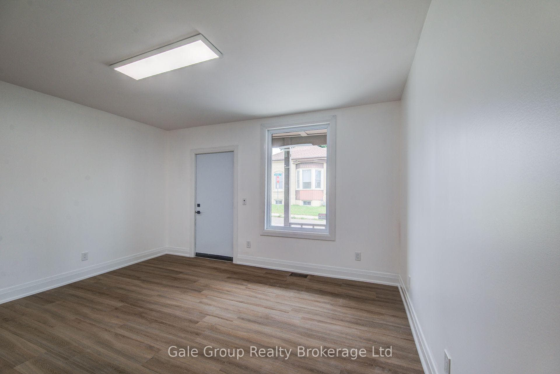 728 Dundas Street photo 26