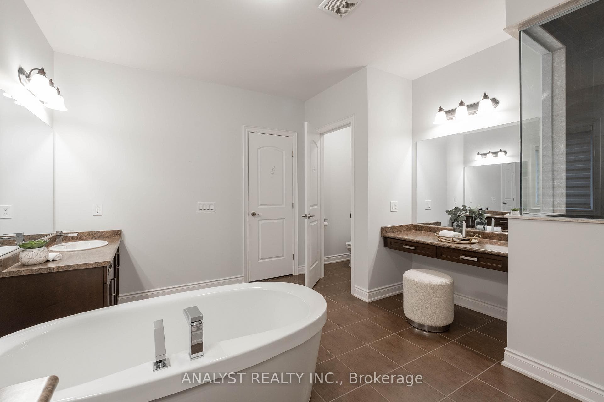 93 Ross Vennare Crescent photo 29
