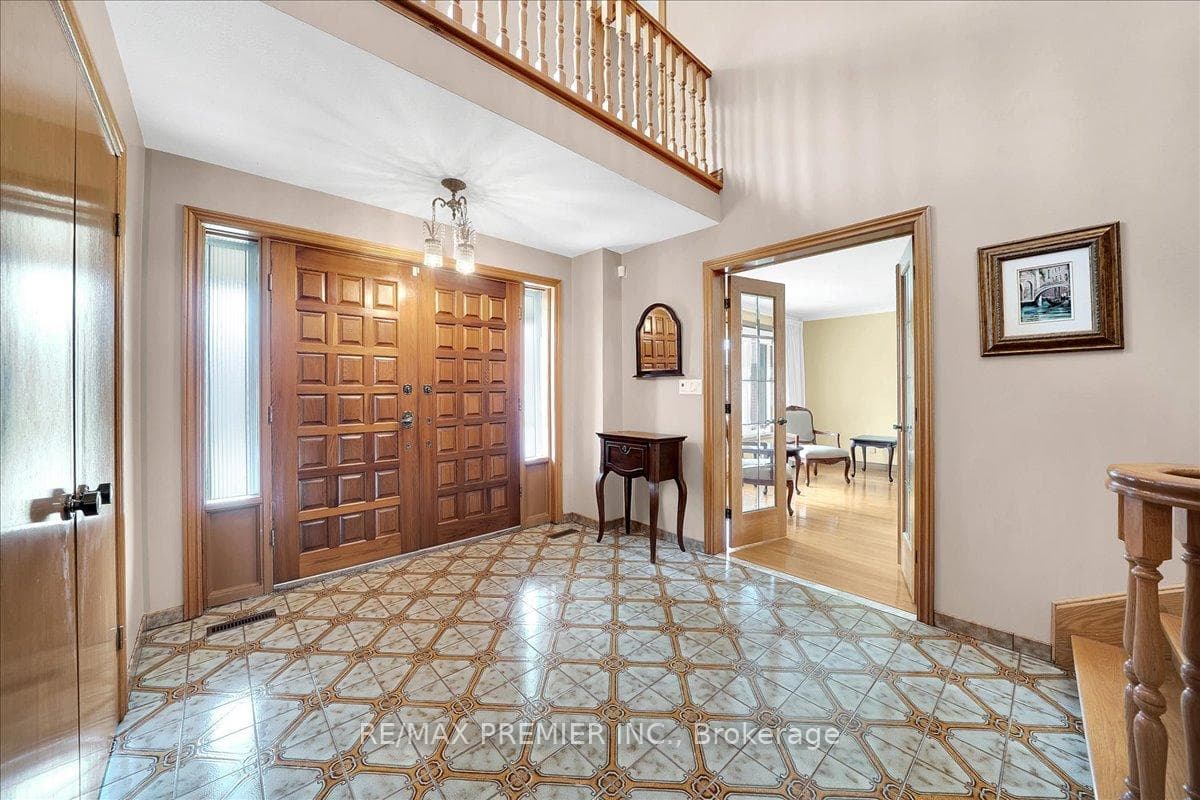 100 Hallsport Crescent photo 4