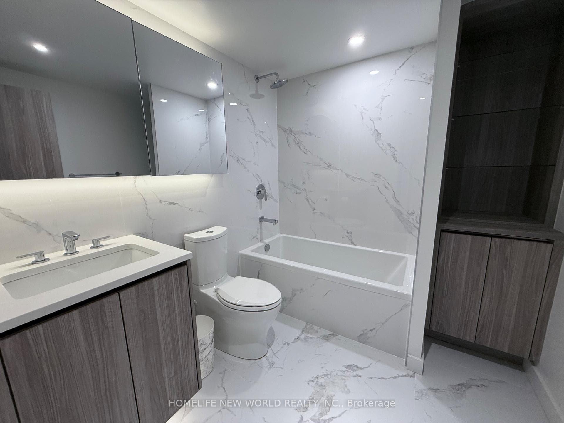25 Mcmahon Drive Unit 1705 photo 6