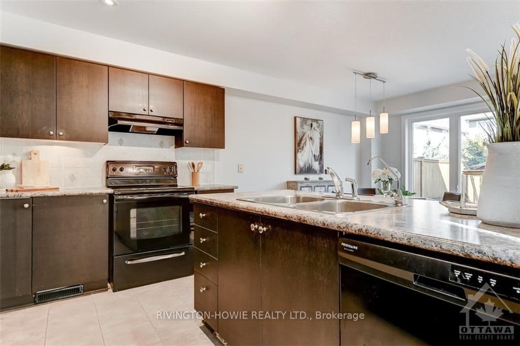 375 HORSESHOE Crescent photo 13