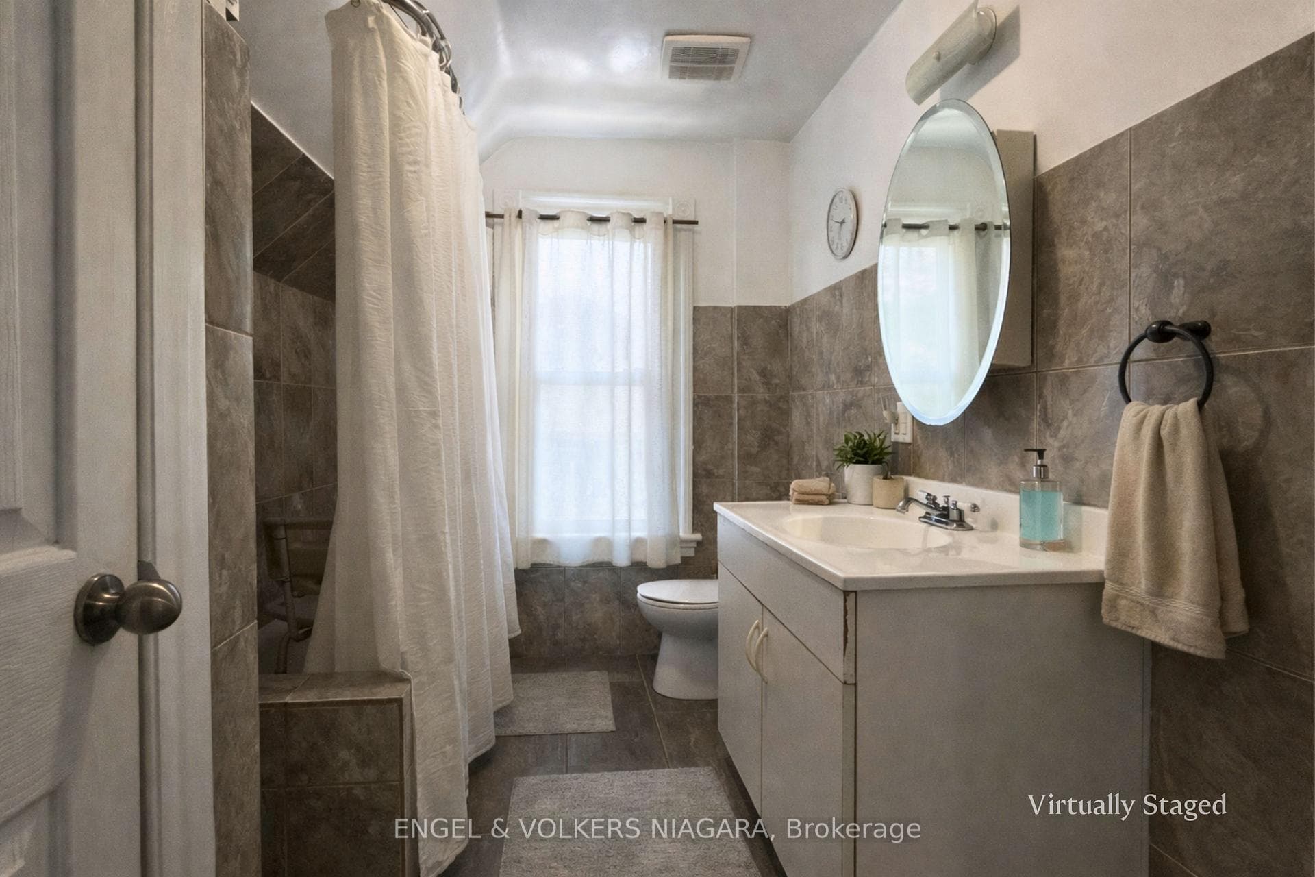 Upstairs Full Bathroom