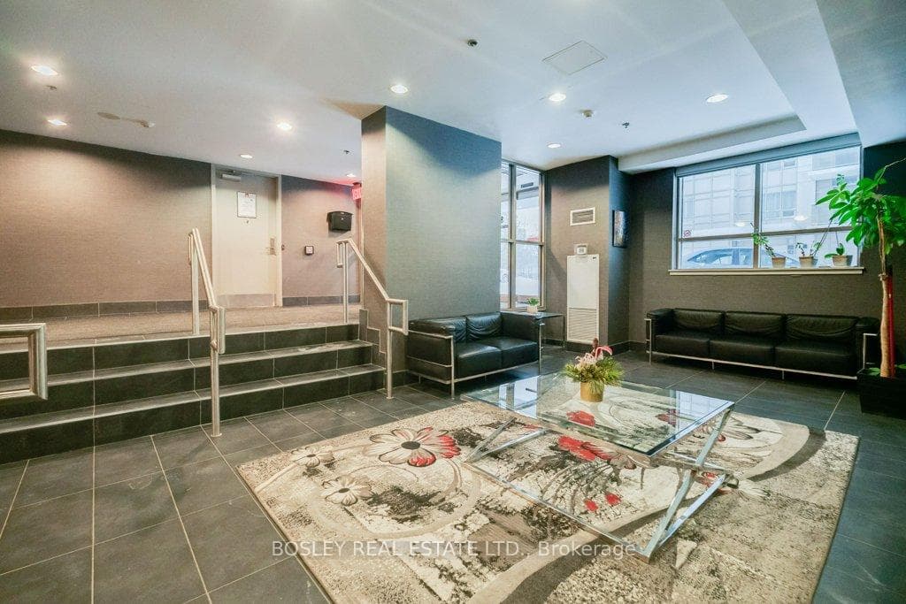 812 Lansdowne Avenue Unit 810 photo 21