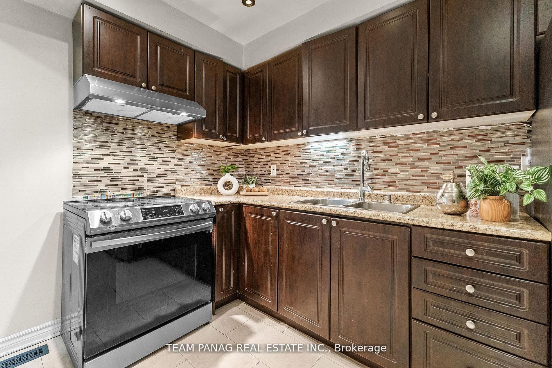 142 Ashurst Crescent photo 6
