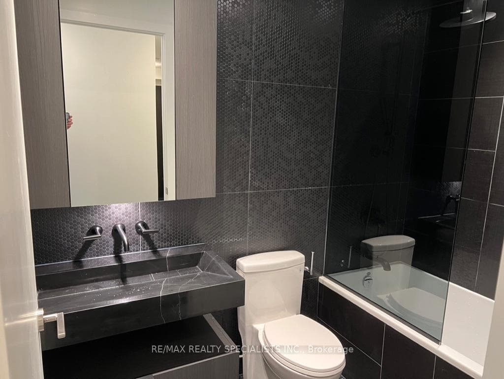 11 YORKVILLE Avenue Unit 2211 photo 24
