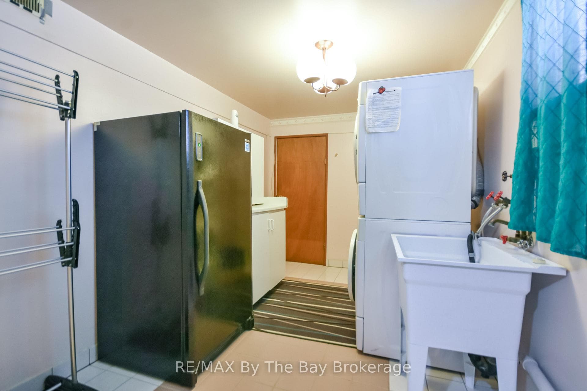 464 William Street photo 33