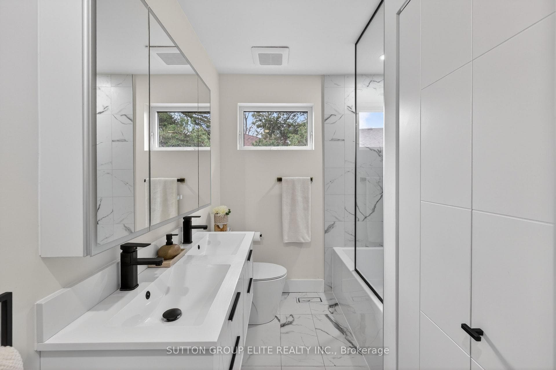 5 Piece Bath w. additional oversized linen closet