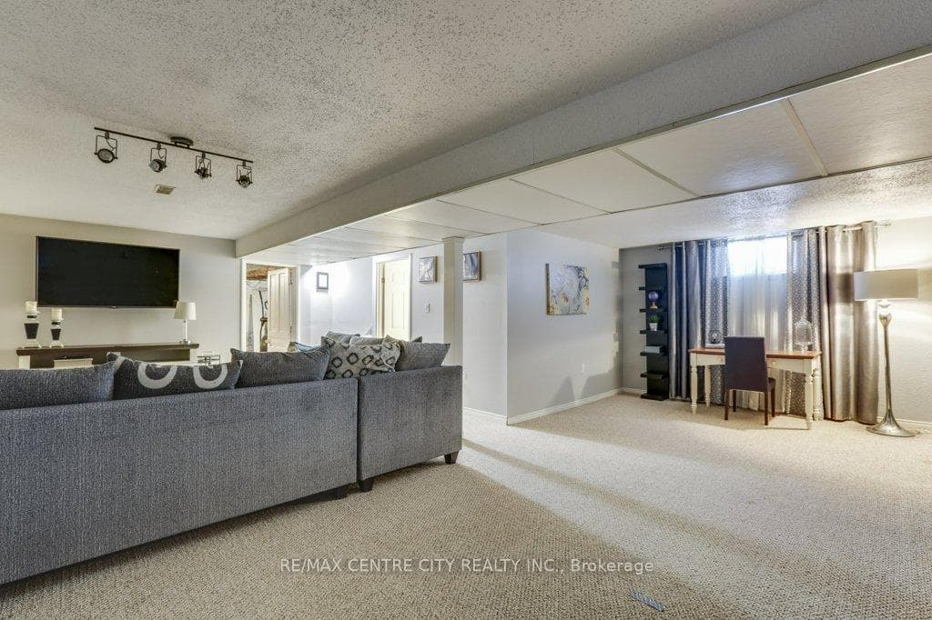 272 Burlington Crescent photo 33