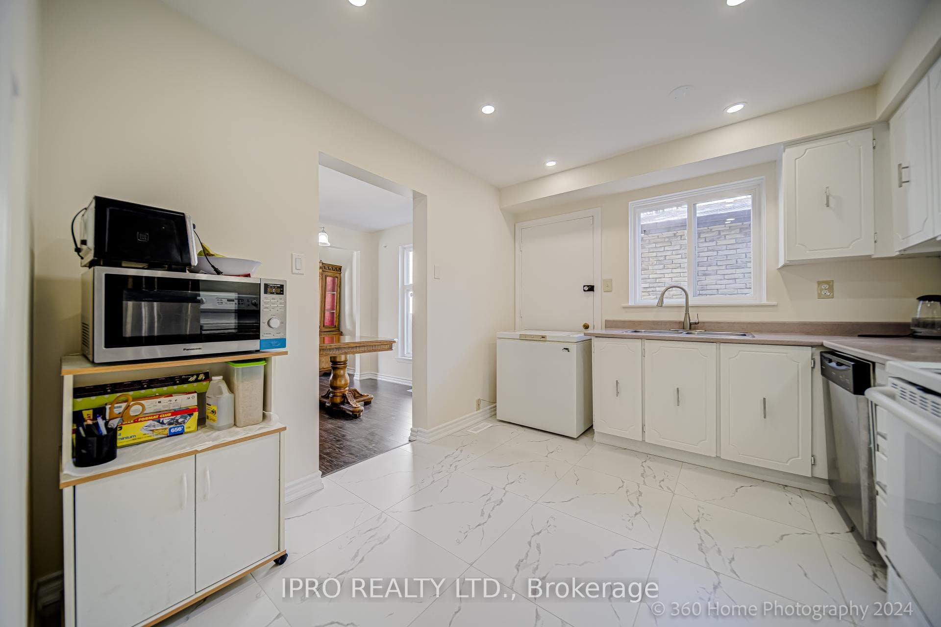 41 Big Red Avenue photo 6
