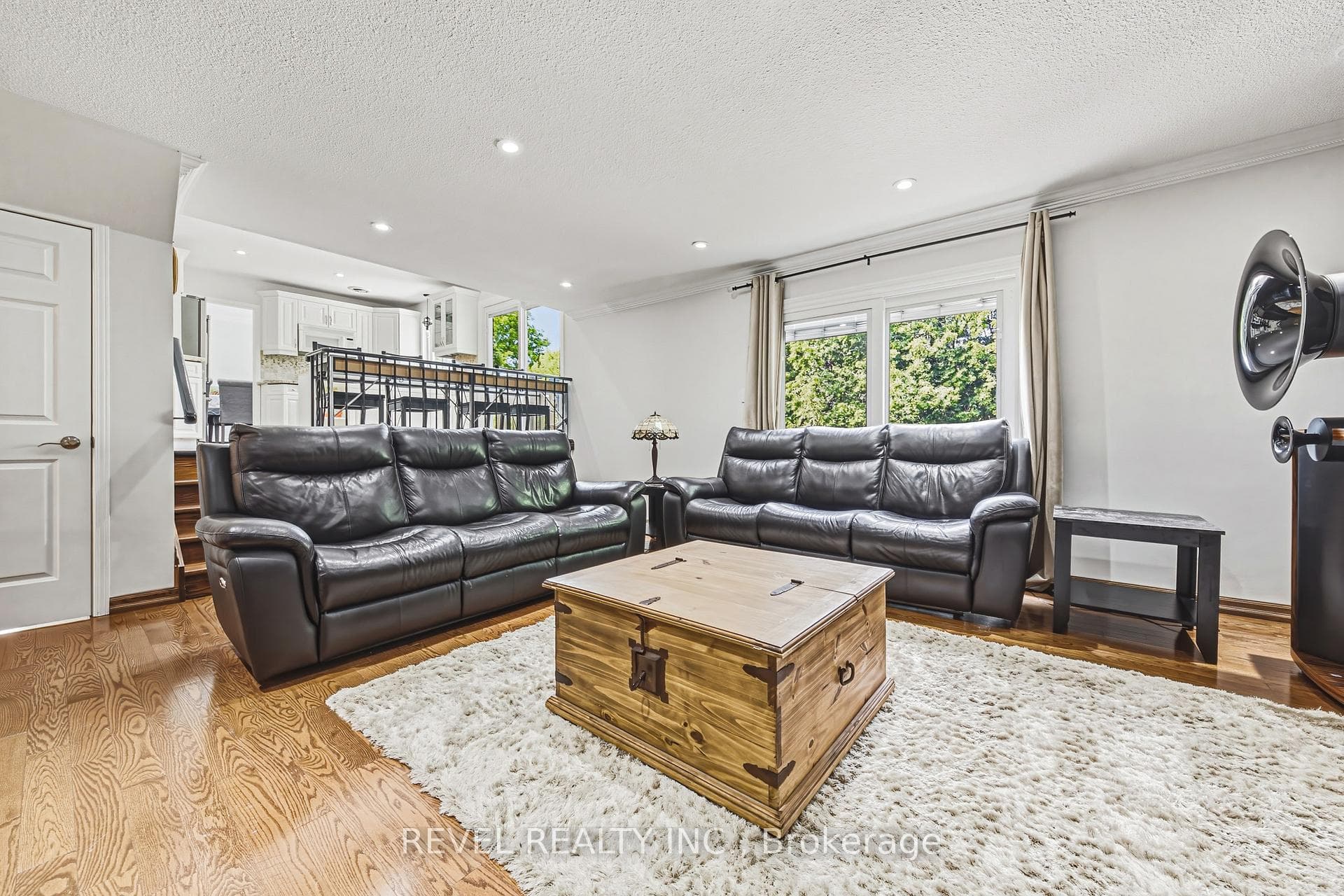 2546 Robinson Street photo 16